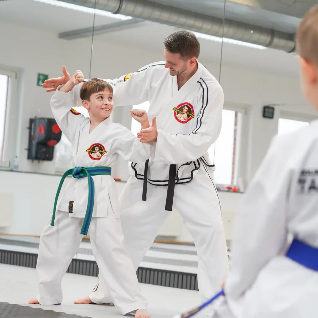 Wachstum im Taekwondo – Kinder mit Gürtel im Training